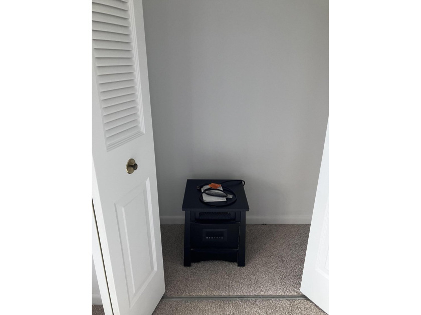 1 Bedroom, 1 Bath, 2nd floor unit. Great refreshed unit, brand - photo 21