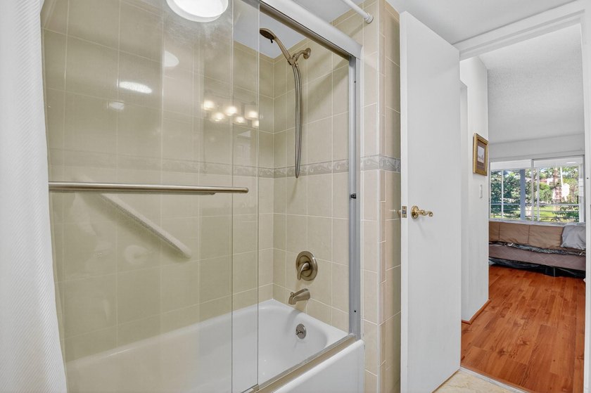 This seller is packed and ready to head up North. Step into this - photo 26