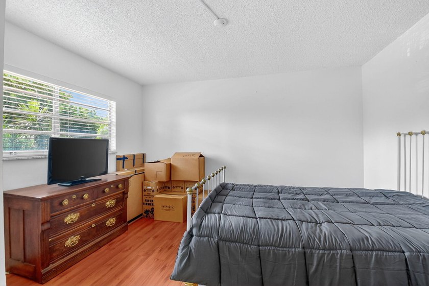 This seller is packed and ready to head up North. Step into this - photo 28