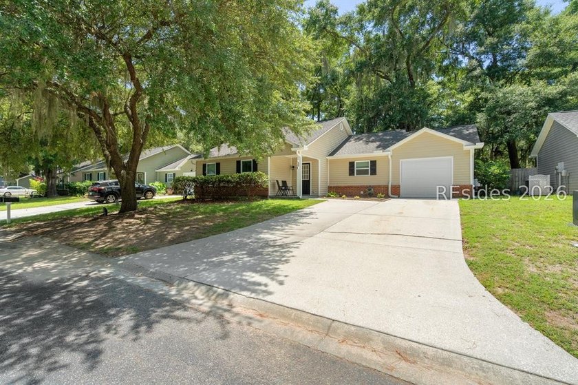 Welcome to this charming 4-bedroom, 2-bath home in the - photo 3