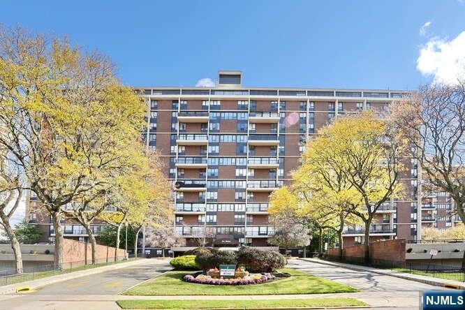 Experience the exceptional lifestyle at Horizon House, one of - photo 2