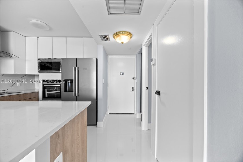 Breathtaking views from this 19th-floor residence overlooking - photo 4