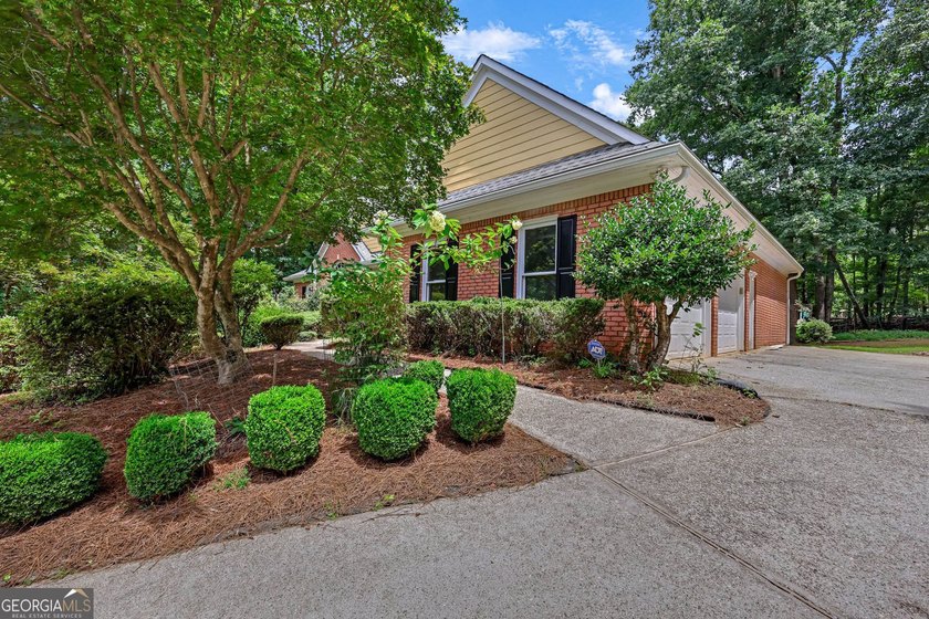 Welcome home to this beautifully maintained 3-sided brick ranch - photo 3