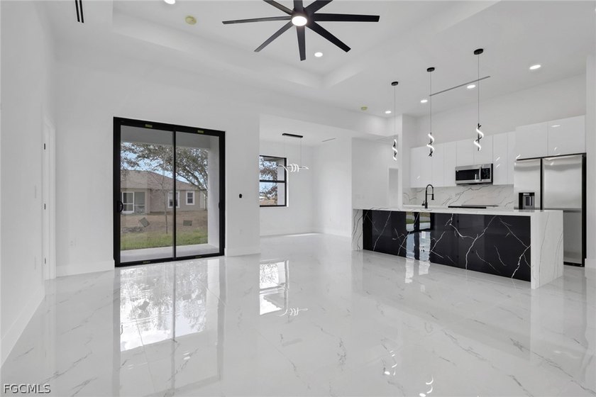 Welcome to your dream home in Cape Coral! This stunning single - photo 3