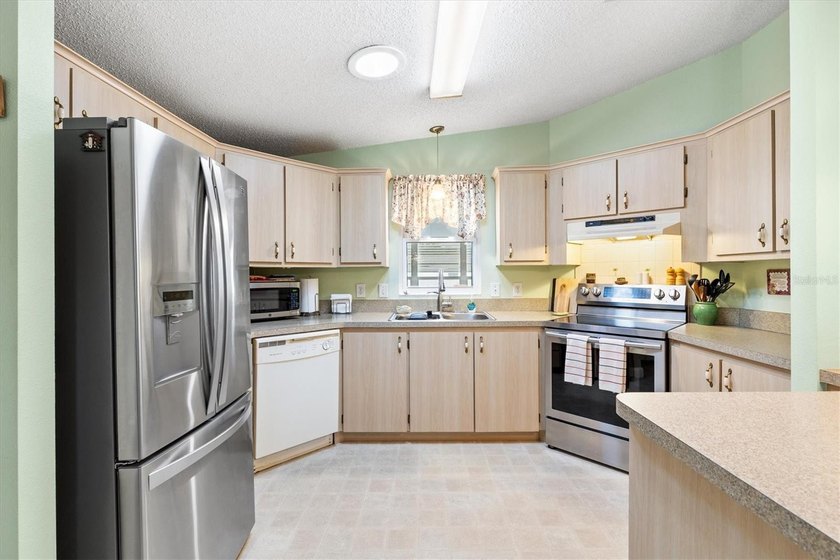 2/2 Manufactured home on a corner lot in the Village of Silver - photo 9