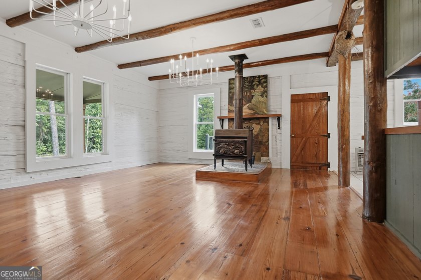 * 3BR / 2BA 1,635-SF Log Cabin built in 1992 and totally - photo 9