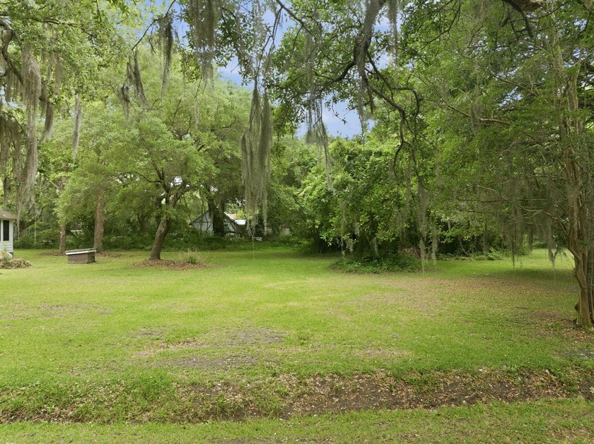 Welcome to 135 Scotia Street in the heart of McClellanville, a - photo 2