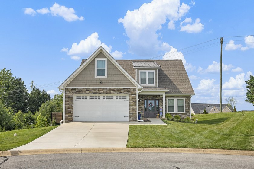 Exceptional opportunity to own a beautifully maintained - photo 2