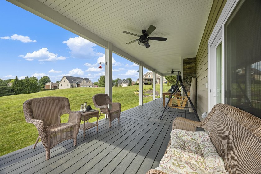 Exceptional opportunity to own a beautifully maintained - photo 4