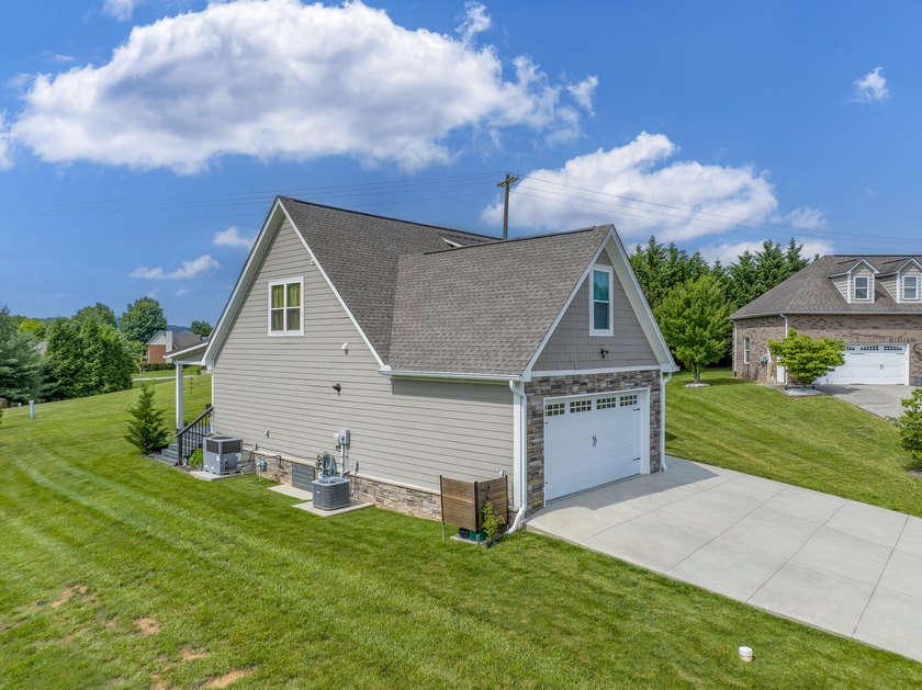 Exceptional opportunity to own a beautifully maintained - photo 7