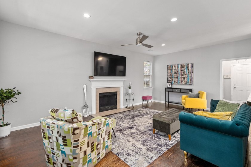 Step into refined living with this stunning 3-bedroom, 2.5-bath - photo 9