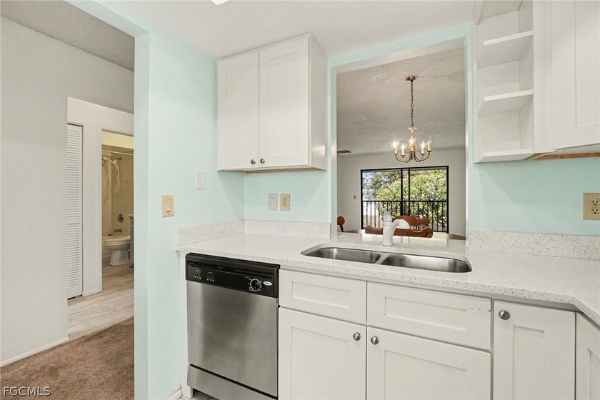 Welcome to your new home in Cape Coral! This cozy condo offers - photo 4