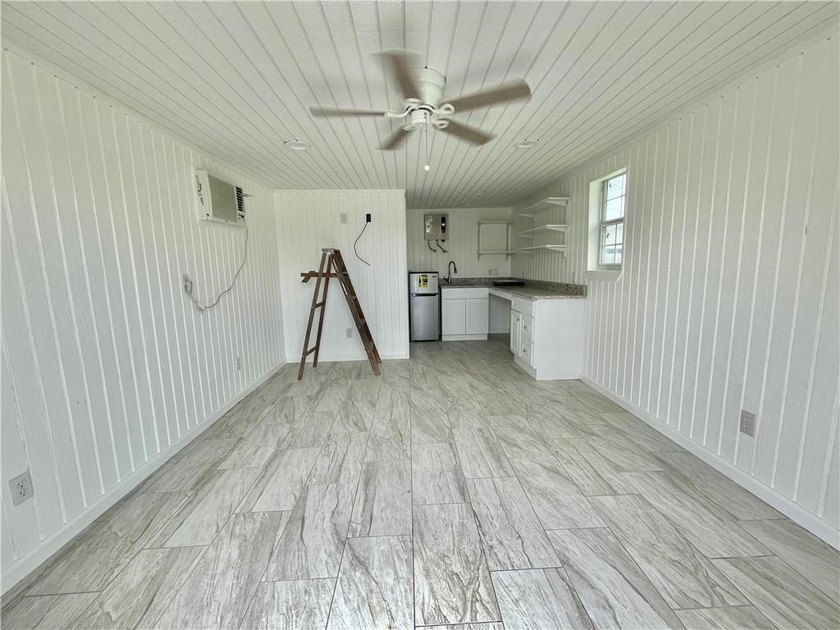 Flour Bluff District presents an impressive three-bedroom - photo 25