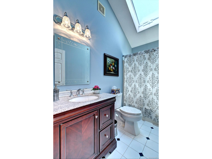 Elegant and Immaculate 4 Bedroom, 2 1/2 Bath Victorian Style - photo 29