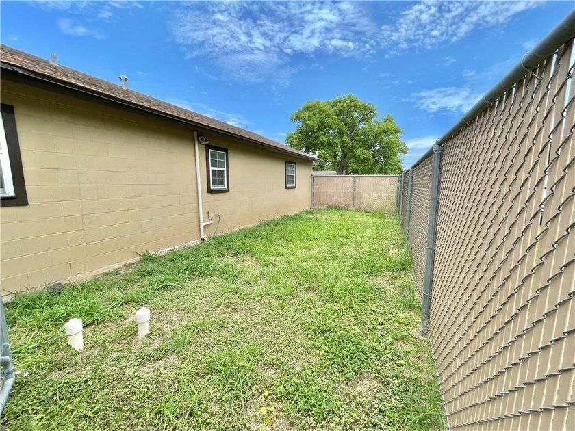 Flour Bluff District presents an impressive three-bedroom - photo 31