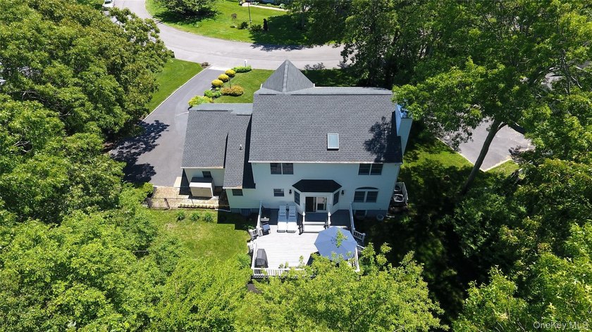 Elegant and Immaculate 4 Bedroom, 2 1/2 Bath Victorian Style - photo 44