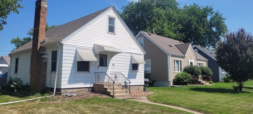 Amazing opportunity to build equity in this three bed one bath - photo 2