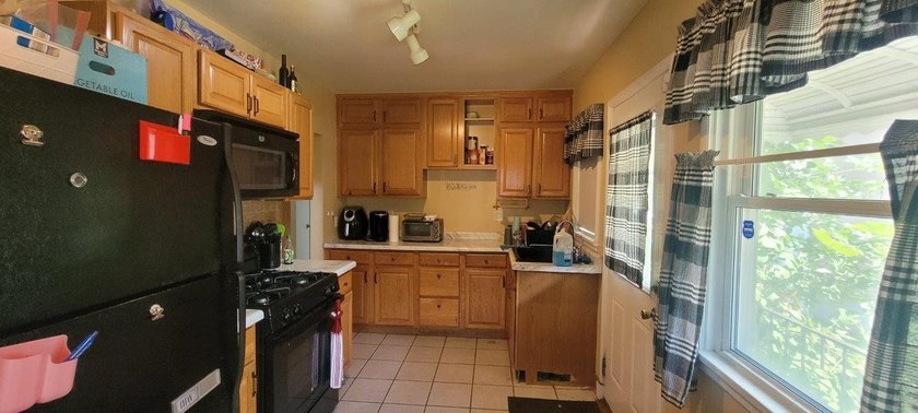 Amazing opportunity to build equity in this three bed one bath - photo 4
