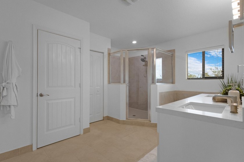 Fully renovated and move-in ready, this 5-bedroom, 3-bath home - photo 27