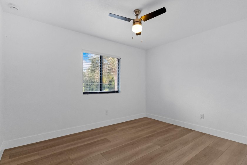 Fully renovated and move-in ready, this 5-bedroom, 3-bath home - photo 30