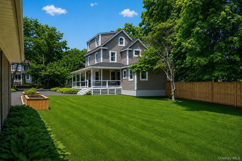Welcome to this beautifully maintained home nestled in the heart - photo 32