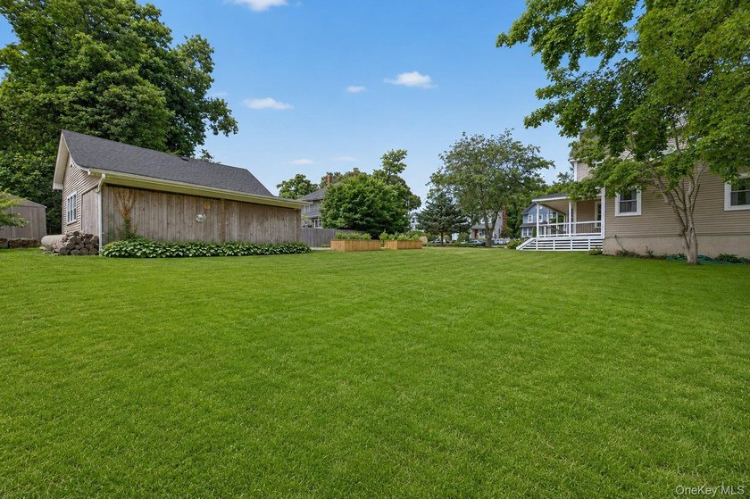 Welcome to this beautifully maintained home nestled in the heart - photo 35