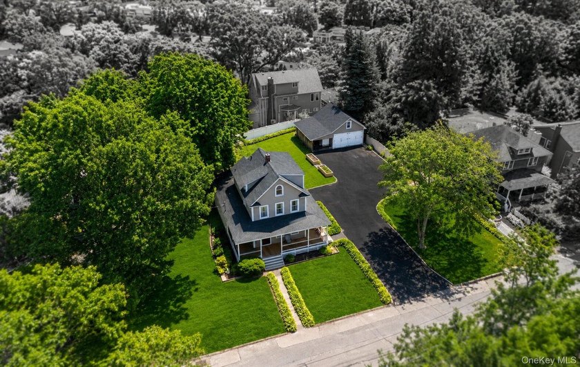 Welcome to this beautifully maintained home nestled in the heart - photo 36