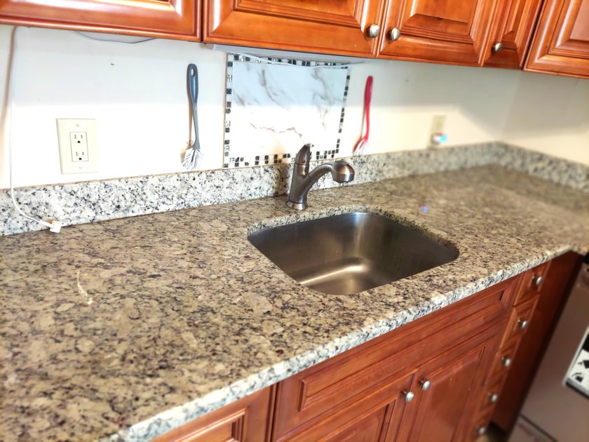 LOVELY 2 BEDROOM OVERLOOKING A HUGE LAKE W/FOUNTAIN! TILE FLOWS - photo 2