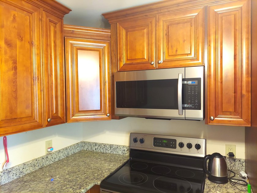LOVELY 2 BEDROOM OVERLOOKING A HUGE LAKE W/FOUNTAIN! TILE FLOWS - photo 3