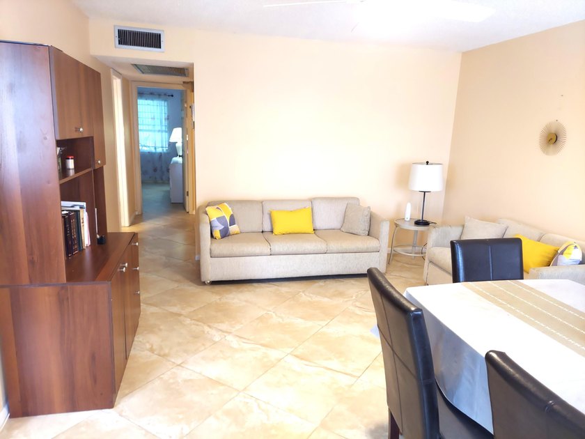 LOVELY 2 BEDROOM OVERLOOKING A HUGE LAKE W/FOUNTAIN! TILE FLOWS - photo 10