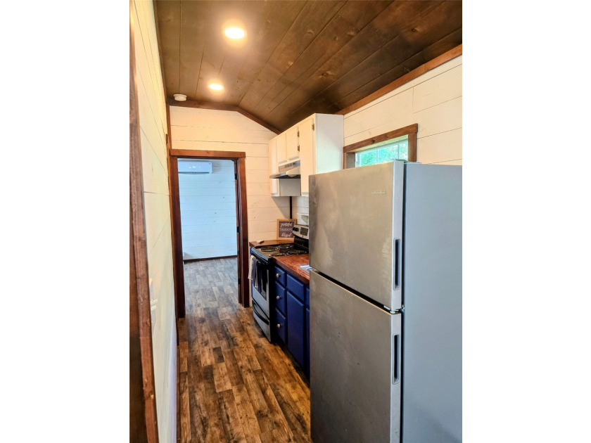 This charming tiny home at Lake Holbrook in Mineola, TX, blends - photo 12