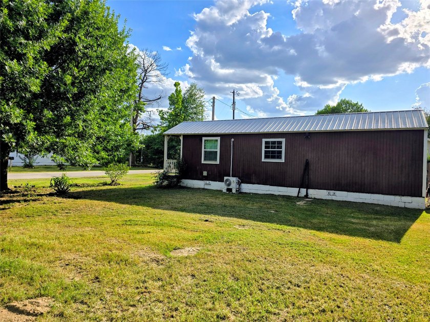 This charming tiny home at Lake Holbrook in Mineola, TX, blends - photo 15