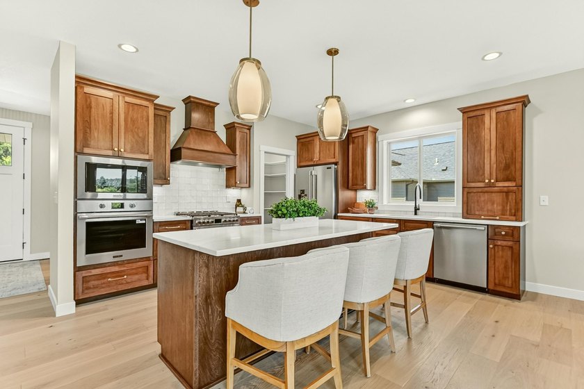 Exceptional craftsmanship, charm &amp; high-end finishes throughout - photo 3
