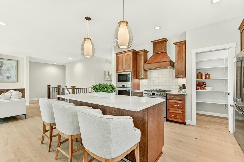Exceptional craftsmanship, charm &amp; high-end finishes throughout - photo 4