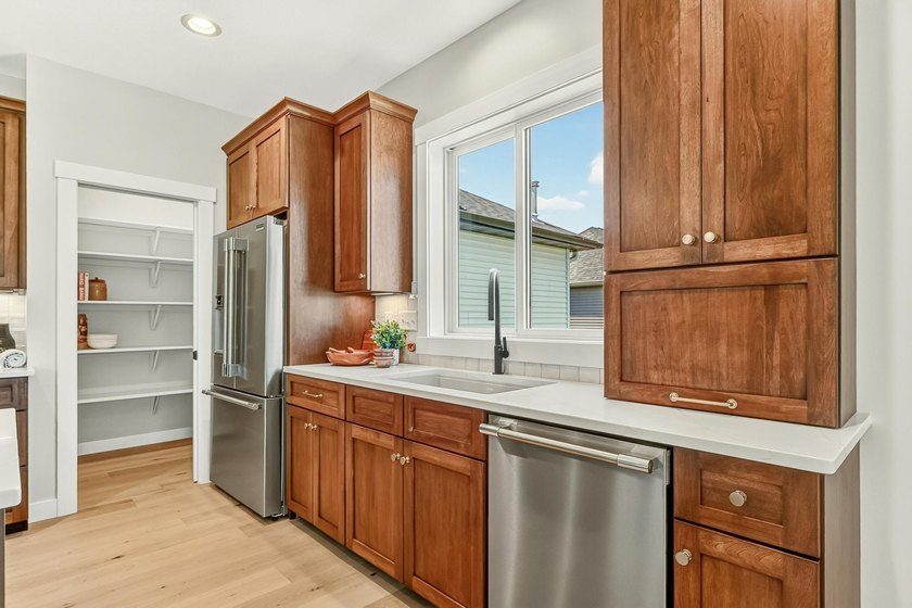 Exceptional craftsmanship, charm &amp; high-end finishes throughout - photo 6