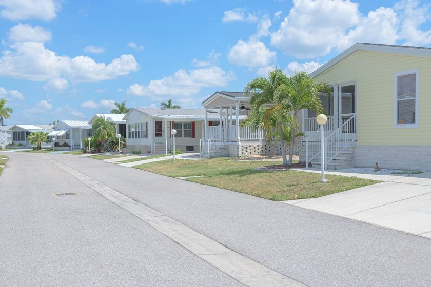 Like New 2017 Skyline Large Gorgeous Home, 1,568 sq. ft., open - photo 55