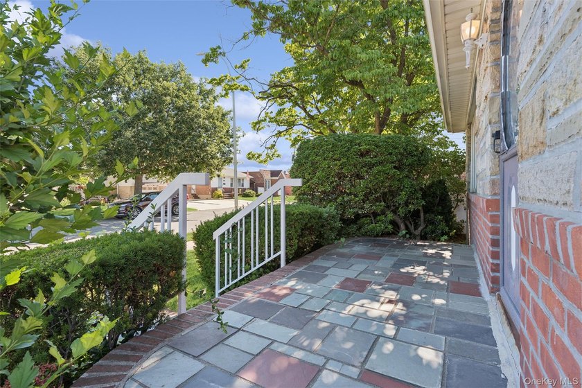 3 bedroom detached ranch with full basement sits midblock on a - photo 19