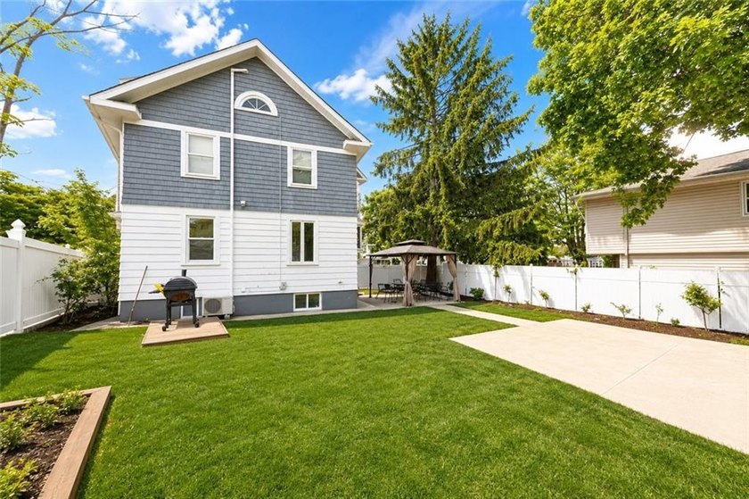 Welcome to this beautifully renovated detached single-family - photo 22