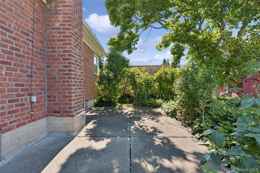 3 bedroom detached ranch with full basement sits midblock on a - photo 22