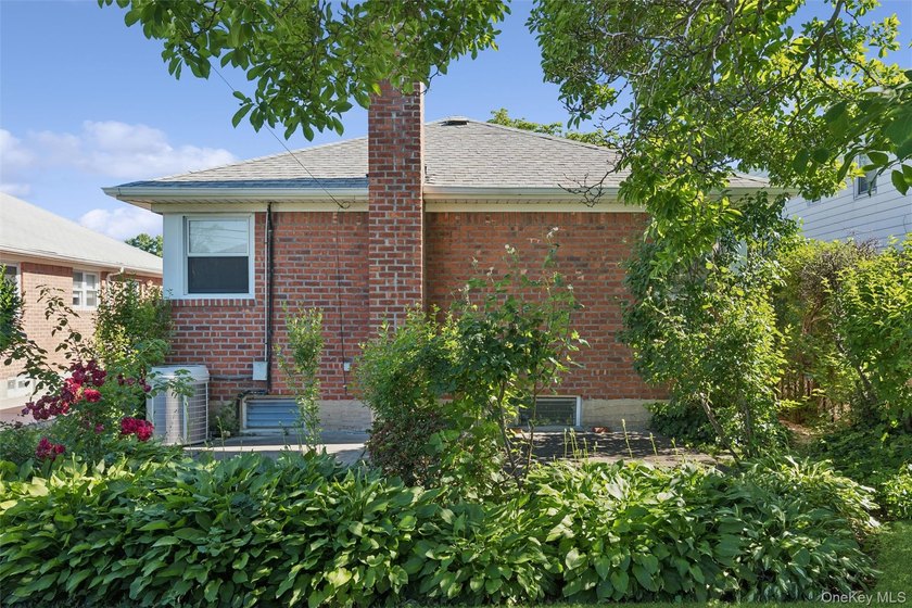 3 bedroom detached ranch with full basement sits midblock on a - photo 23
