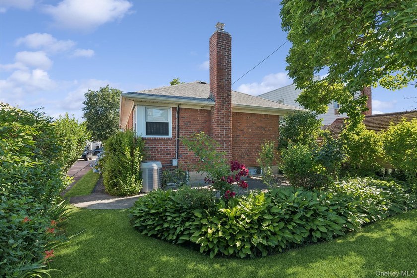 3 bedroom detached ranch with full basement sits midblock on a - photo 24