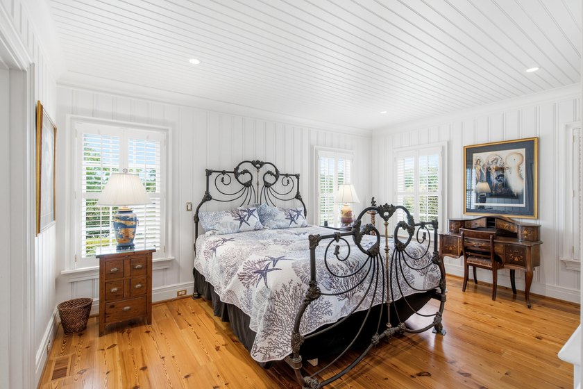 Coastal living meets timeless design at 2668 Bayonne Street - photo 33