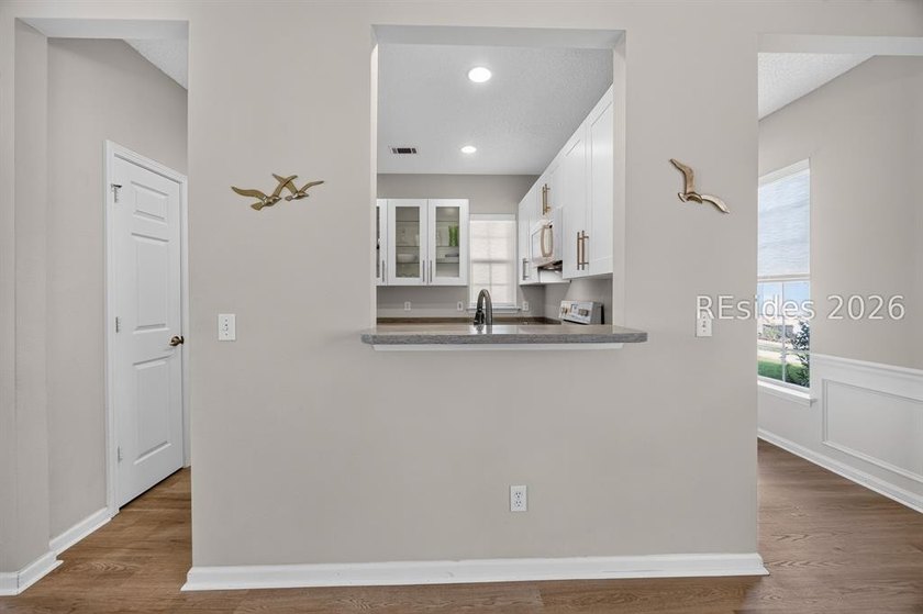 Bright, inviting and move in ready! This pristinely kept - photo 14