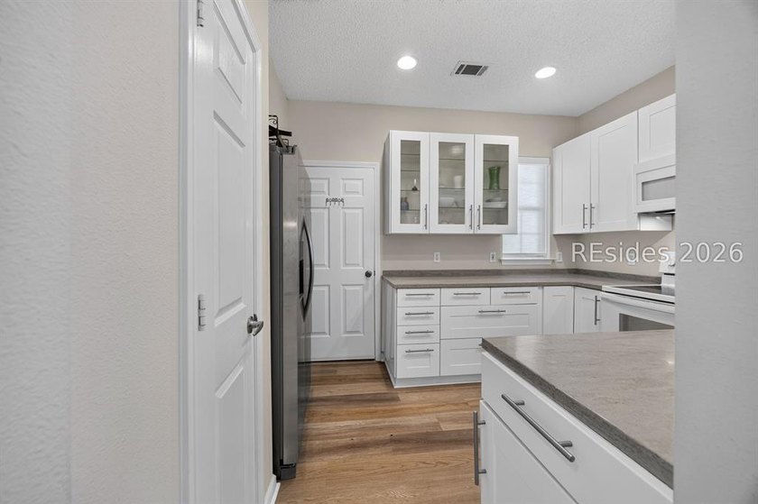 Bright, inviting and move in ready! This pristinely kept - photo 16