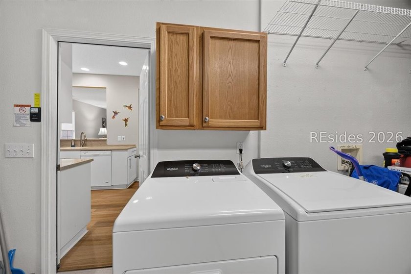 Bright, inviting and move in ready! This pristinely kept - photo 18