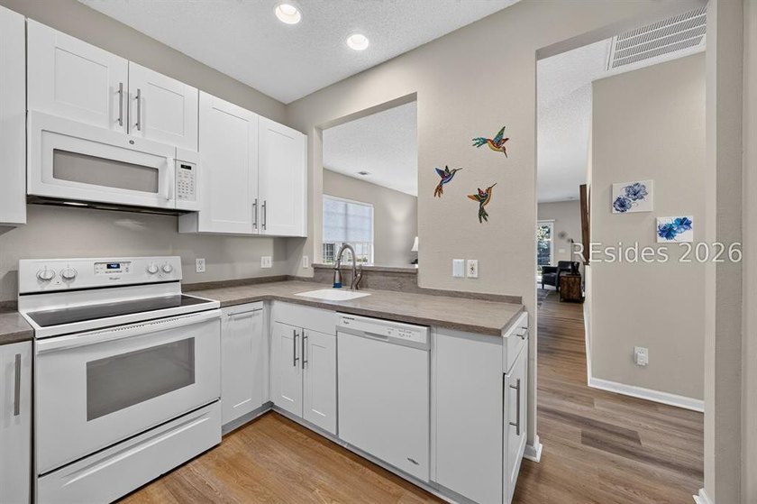 Bright, inviting and move in ready! This pristinely kept - photo 19