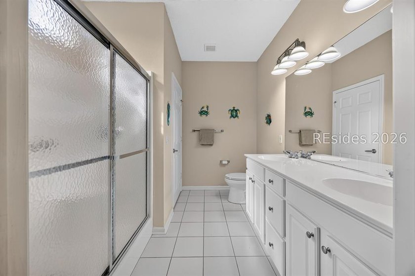 Bright, inviting and move in ready! This pristinely kept - photo 23