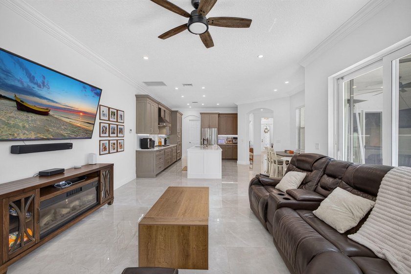 Come see this spectacularly upgraded pool home, the nicest ever - photo 33