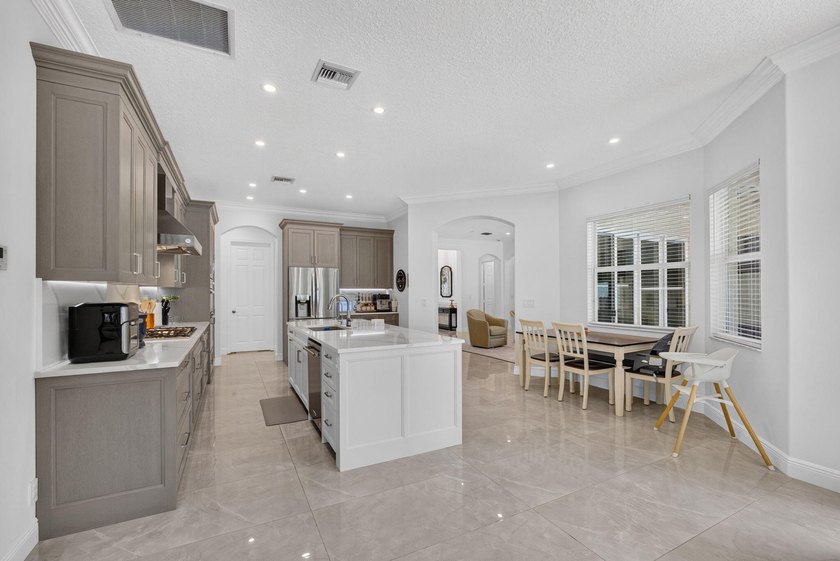 Come see this spectacularly upgraded pool home, the nicest ever - photo 34