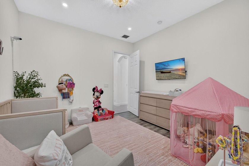 Come see this spectacularly upgraded pool home, the nicest ever - photo 42